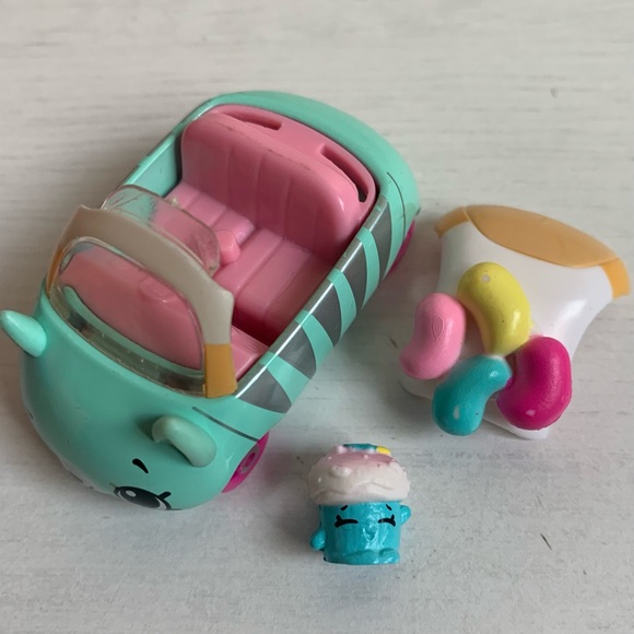Shopkins Cutie Cars Cupcake Van and 12 Cars - Picture 6 of 16